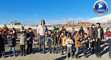 Yüzlerce çocuğu sevindirdiler!