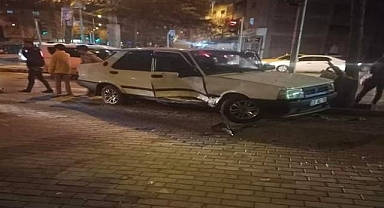 Zincirleme trafik kazasında 3 araç çarpıştı