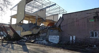 6 dükkanın bulunduğu blok çöktü!