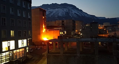 6 katlı bina alevlere teslim oldu