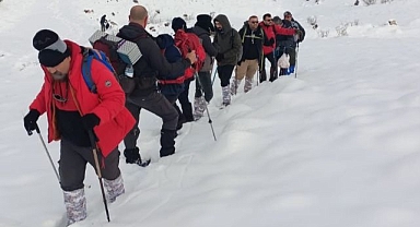 6 Şubat'ta hayatını kaybedenler için tırmandılar
