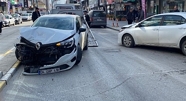 8 araçlı zincirleme kazada 1 kişi yaralandı
