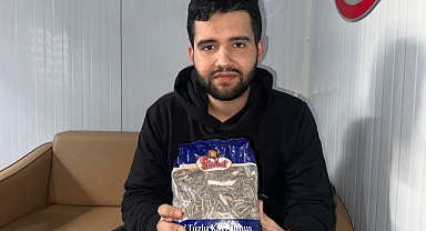 Aldığı çekirdek poşetinden sigara izmariti çıktı   