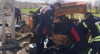 Aydınlatma direğine çarpan araç hurdaya döndü!