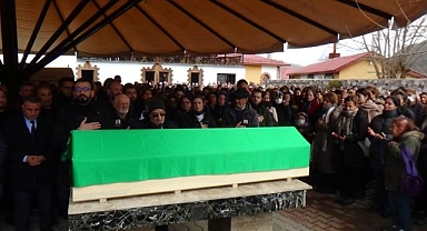 Belediye çalışanını yüzlerce kişi uğurladı
