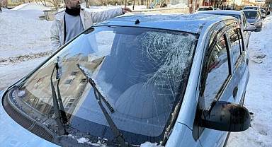 Çatıdan düşen buz arabayı parçaladı