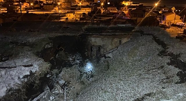Çatısı çöken ahırda telef oldular