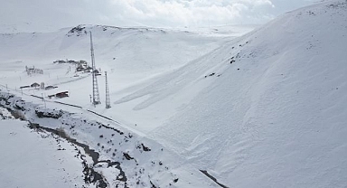 Çığın düştüğü mezra yolu kapandı
