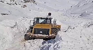 Çığın kapattığı yolda hummalı çalışma