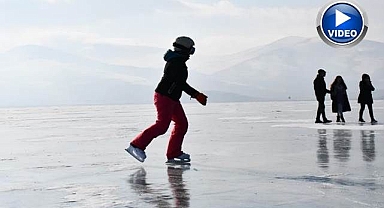 Çıldır Gölü'nde buz pateni keyfi