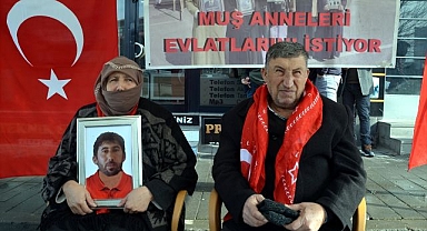 Çocuklarına kavuşma ümidiyle bekliyorlar