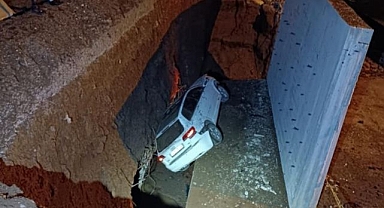 Çukura düşen araçta can pazarı!