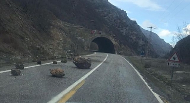 Dev kayalar yola savruldu