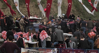Develer güreşti, izleyenler kavgaya tutuştu