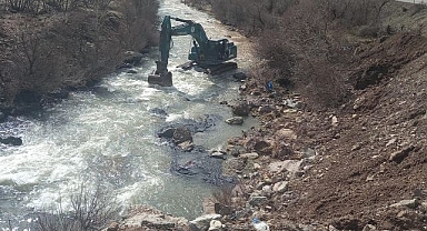 Devrilen tankerden çaya akan bitüm temizlendi