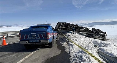 Devrilen tırın altında kaldı!