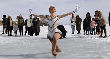 Dünya şampiyonu patenciden Çıldır Gölü'nde gösteri   