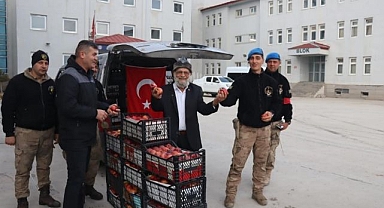  ‘Elmacı Dede’  jandarmalara moral oluyor