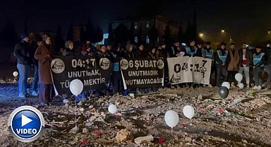 Enkazlara balon ve karanfil bıraktılar