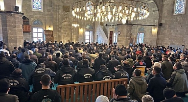 Erzurum'da depremlerde hayatını kaybeden polisler unutulmadı