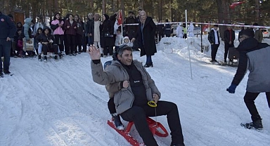 Erzurum'da kızaklarla kaydı, yöresel oyunlar oynadılar