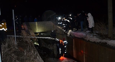 Erzurum'da otomobil su kanalına düştü!