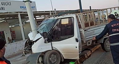 Feci kaza kamyoneti ikiye böldü!