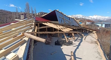 Fırtına ev ve ahırın çatısını uçurdu
