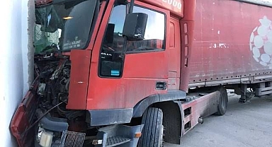Freni patlayan tır dehşet saçtı