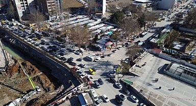 Gelişigüzel parklar trafiği zona sokuyor