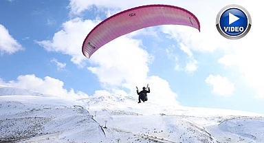 Göl manzarası eşliğinde yamaç paraşütü