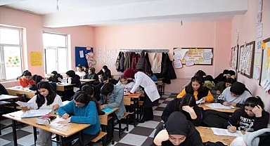 Gönüllü öğretmenler gençleri sınava hazırlıyor
