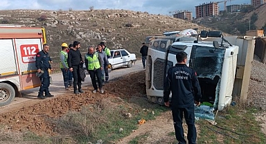 Hafriyat yüklü kamyon devrildi