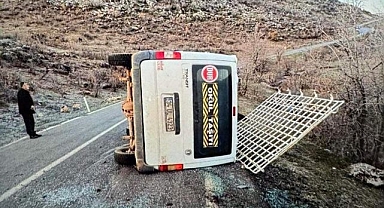 İşçileri taşıyan minibüs devrildi