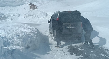 Karla kaplanan yolda mahsur kaldılar