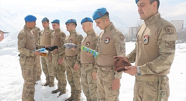 Mehmetçiğe elleriyle bere ördü