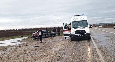 Minibüs ile otomobil çarpıştı!