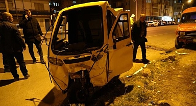 Minibüsle kafa kafaya çarpıştı