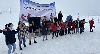 Öğrencilerin kar üstünde halay keyfi