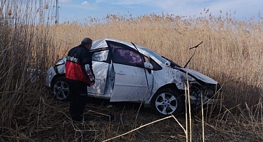 Otomobilde sıkışan sürücüyü itfaiye ekipleri kurtardı