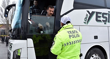 Polis yolcu gibi otobüse bindi, denetim yaptı