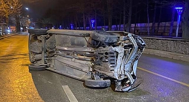 Refüje çarpan otomobil takla attı!