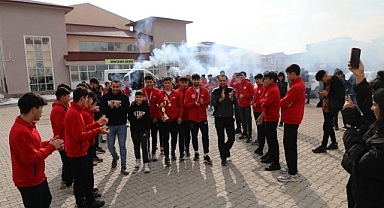 Şampiyonlara davullu zurnalı karşılama