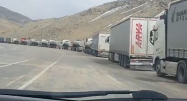 Sınırda tır kuyruğu 15 kilometreyi buldu