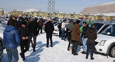 Soğuk havaya aldırmadan araba baktılar!