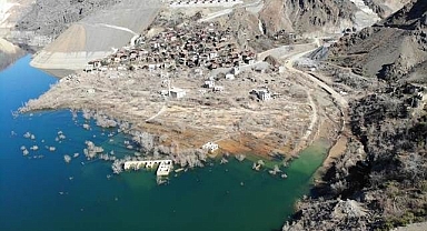 Sular altında kalan köy yeniden ortaya çıktı