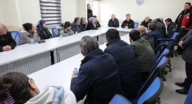 Vali acılı ailelerin yanında!