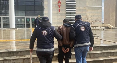 Yakalanan göçmen kaçakçısına nefes aldırmadılar