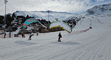 Yamaç paraşütüyle kayak yaptılar