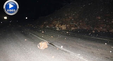 Yamaçtan düşen kayalar yolu trafiğe kapattı